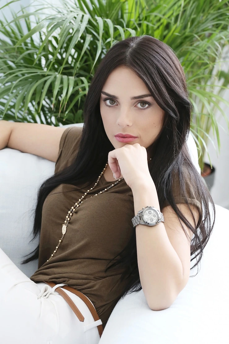 Schwarzhaarige Escort